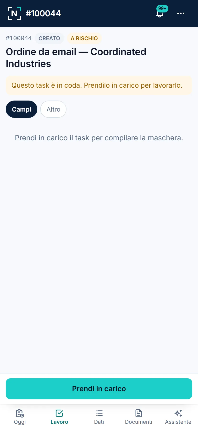 La lavorazione completa: gli stessi campi del computer, gli esiti in una barra fissa in fondo, l'allegato scattato con la fotocamera.